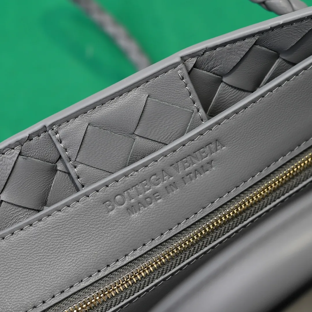 The 2024 new Andiamo batch 1920 BV has been shipped‼ ️Really popular🔥The new Andiamo woven handbag launched by Bottega Veneta this season is really popular all over the world! ! Celebrities at home and abroad have worn it, and Oscar-winning actress Michelle Yeoh has taken it out on the street. Song Jia, Trai Yara, Yu Feihong, Sanji Ayaka, Rosie Hunting-Whiteley, Yoshioka Riho, etc. have all picked up this bag. It is classic and versatile, showing off its temperament, and the bag capacity is also large, which is very convenient for daily commuting! ! A variety of carrying methods, the shoulder straps can be adjusted by yourself, the original lambskin feels soft and delicate, and the neutral style is created to break gender boundaries and bring a more practical and longer-lasting use experience. Andiamo, which has both elegant and casual styles, perfectly interprets the true appearance of "fashionable old money style". Style number: 7463 (suede) Size: 25*22*10.5cm